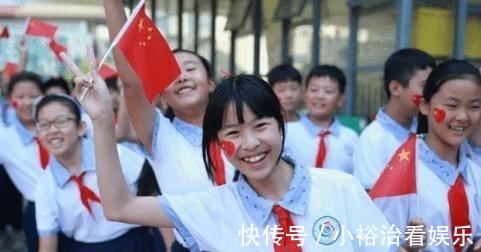 中小学|中小学实行延迟服务,“接送难”看似被解决,实则新问题却出现了