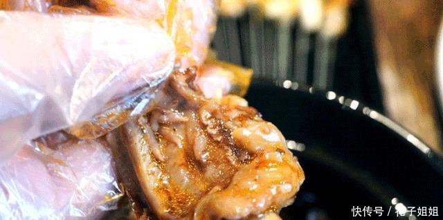 串串|暖暖的羊蝎子煲,还能快乐撸串!