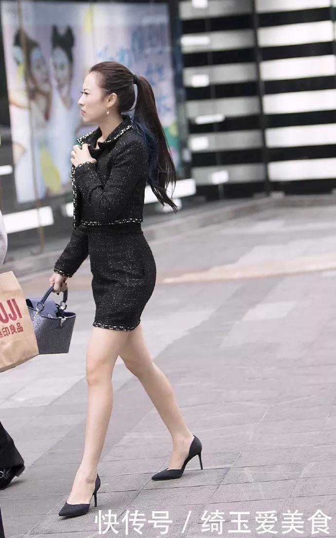 美女脚上穿着一双酒红色的高跟鞋,展露出她那优雅的脚面