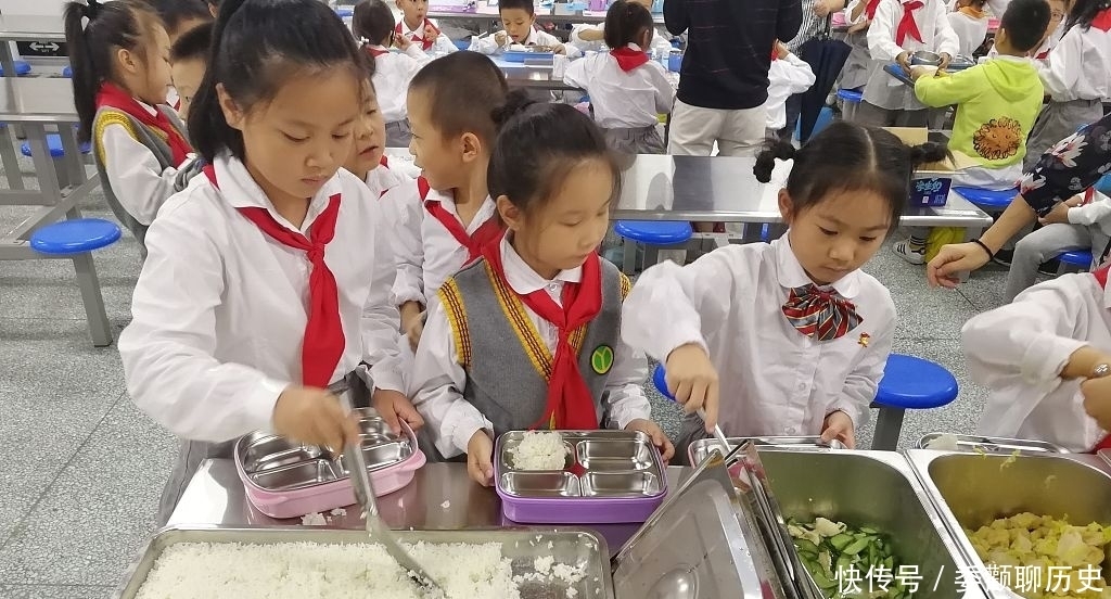 小学食堂实行食材集中配送，孩子们吃得开心，家长们也放心