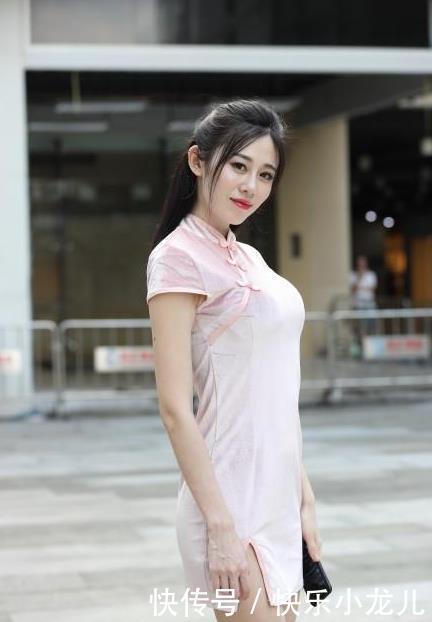 穿搭|跳来跳去的活泼美女！一位高调着装的女神，看起来比花还要新鲜！
