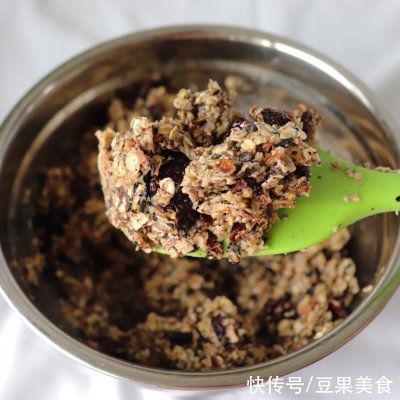 黑燕麦片|减脂期想吃零食？来点香蕉蔓越莓燕麦条吧