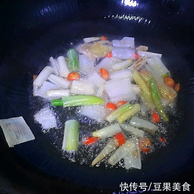 鲤鱼|新手增强自信心的酸白菜滑鱼片！上桌秒光盘