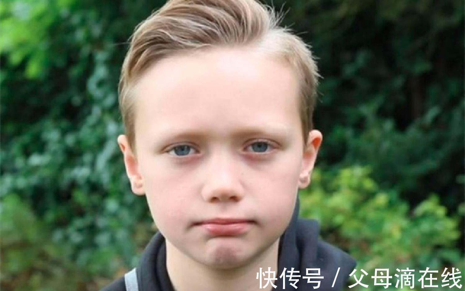 小男孩$10岁男孩随妈妈旅游，一眼找出博物馆的错误，又一个别人家的孩子