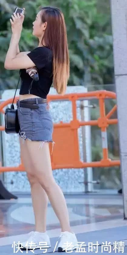 街拍美女 牛仔热裤大白腿妹纸清新动人