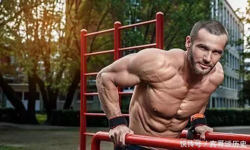 手肘|胸肌练不厚,多做屈臂撑,健身教练很多人的屈臂撑做错了