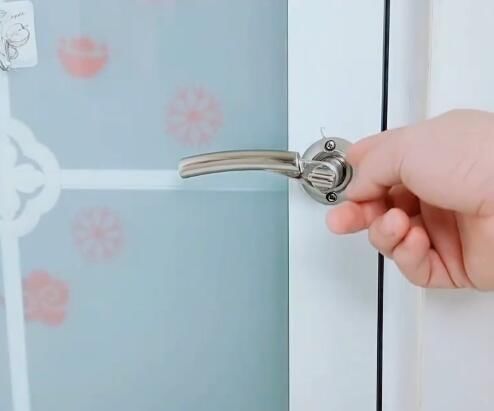 师傅|卫生间门被反锁别着急请开锁师傅，只需一枚硬币，几秒钟轻松打开