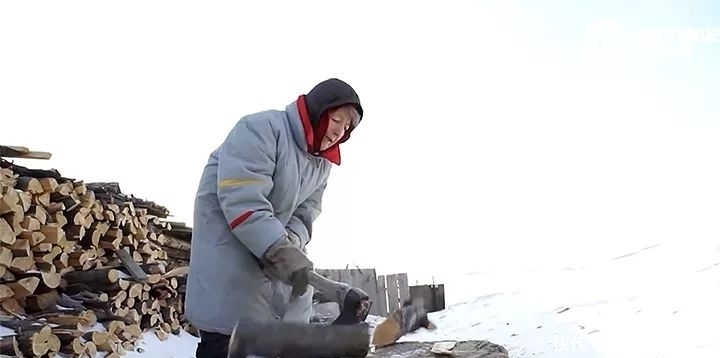 老年|80岁奶奶独居贝加尔湖畔，零下40℃，出门靠溜冰，喝水靠凿冰，网友：是个狠人！