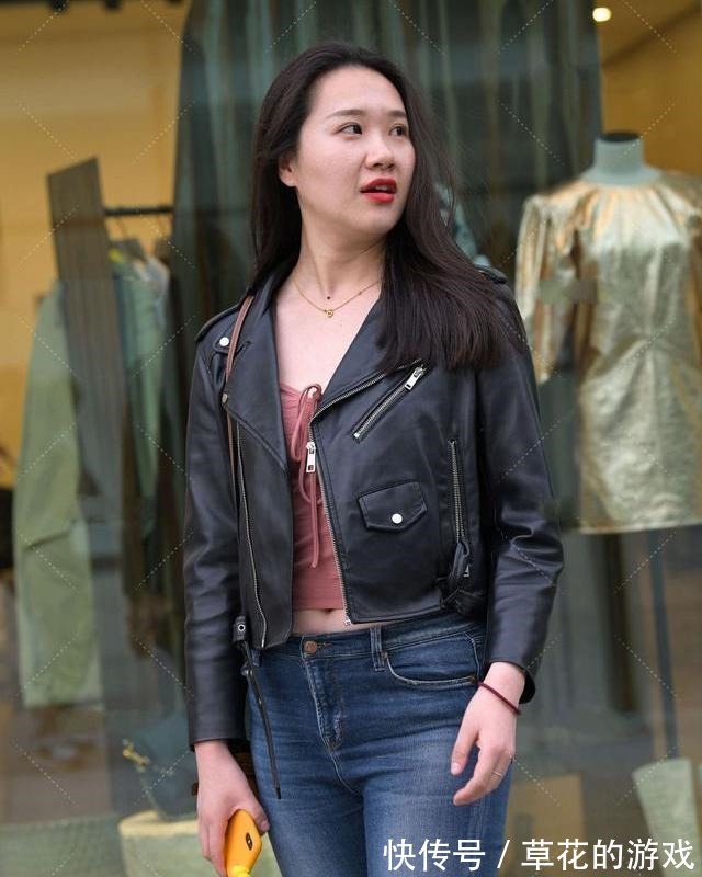 搭配 与牛仔裤搭配的黑色皮衣,配上藕粉色上衣,显得帅气而温柔!