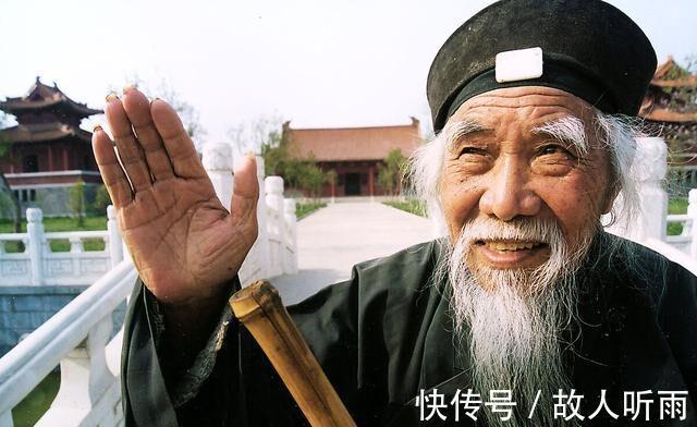 暴病!故事:父母暴病而亡,他坠入土沟,忽见一个道士,道士:苍天有眼