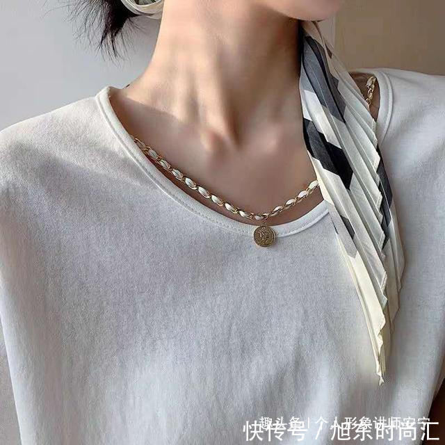 小草莓 3种“超级丑”的内搭:女人年龄越大,穿起来越大妈,希望你没买