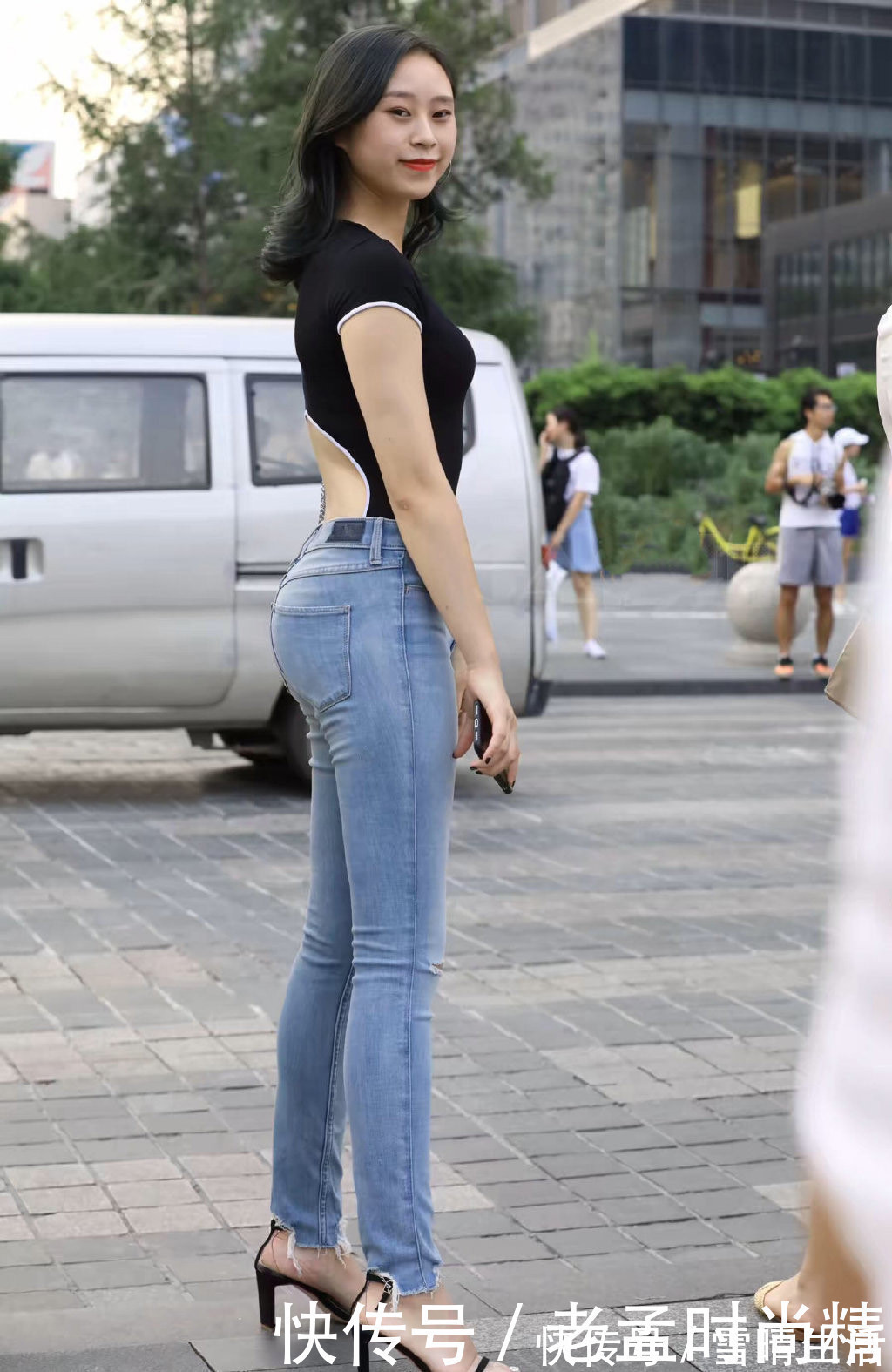 穿搭|破洞牛仔裤休闲个性,搭配款式时髦洋气的T恤,造型想不靓丽都难