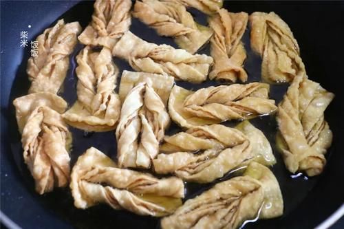 这小点心，外面卖12一斤，自己在家做，3元馄饨皮做一大筐