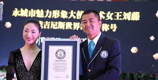 鲁斯兰娜!她是中国第一柔术美女,能将身体屈成“M”字,这姿势看着都疼