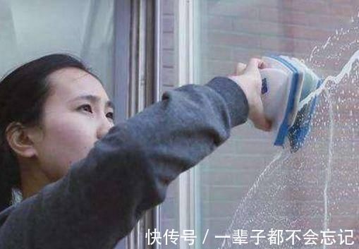 还在用报纸擦玻璃保洁阿姨告诉你“此方法”既干净又省时