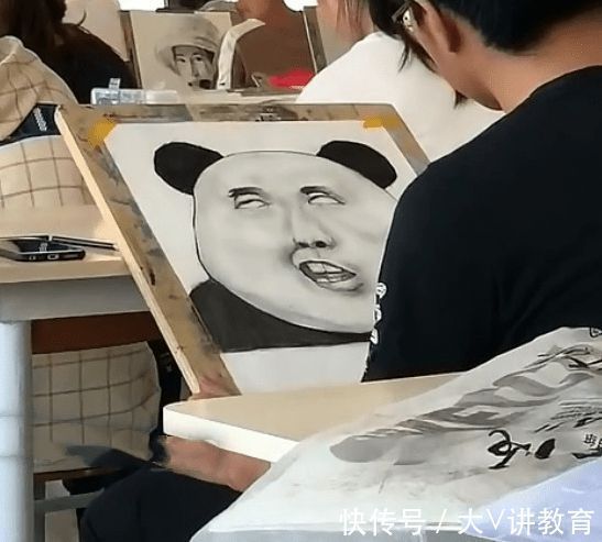 速写$美术生画到一半画风突变,最后作品好似翻车现场,叫人捧腹大笑