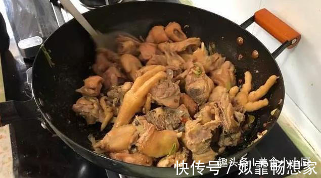 炖鸡时，有人直接炖，有人焯水，全不对，教你最正确做法，老香了