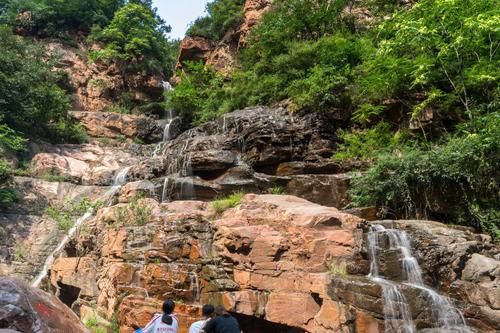 中年|河南一处4A级大峡谷景区，是典型红岩嶂谷群地质地貌景观