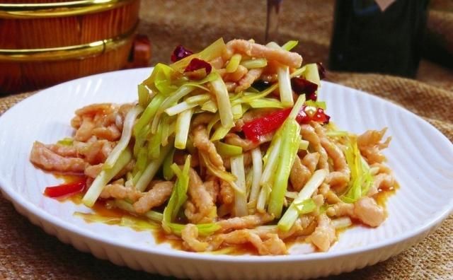 做韭黄炒肉丝时，一定多加这一步，韭黄鲜嫩不出水