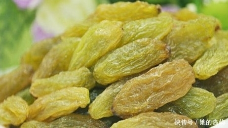 葡萄干和此物泡,女性常喝,气血足了,睡眠好了,皮肤也越来越好