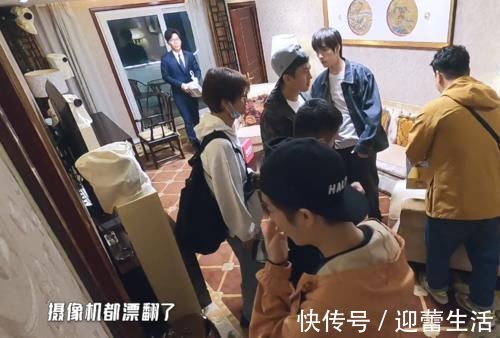 邓超|邓超陈赫等人聊天时，鹿晗头上的帽子尤为抢镜，这不是那谁的？