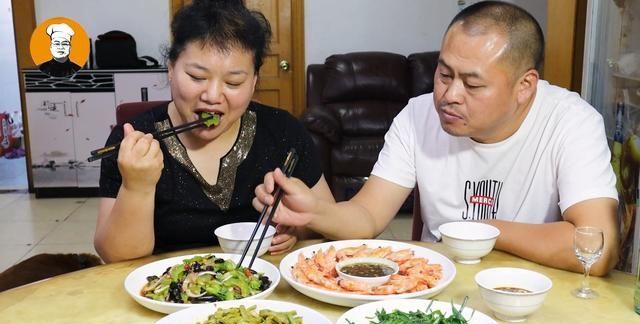 苦瓜|苦瓜跟洋葱真是绝配，天热做上一盘，清热又解暑，每次都光盘！