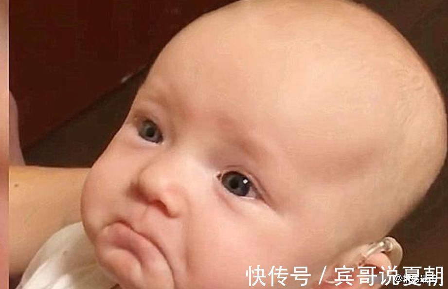 泪目|新生宝宝先天失聪,戴上助听器宝妈喊他,宝宝的表情家人泪目
