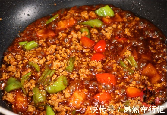 茄子蒸制|炒茄子,切忌直接下锅炒,多做这1步,茄子不吸油不发黑,真下饭