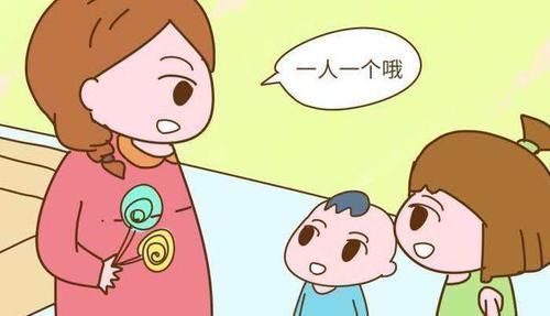 被子|姐姐带着妹妹睡午觉，宝妈掀开被子看了一眼，眼前的画面很暖心