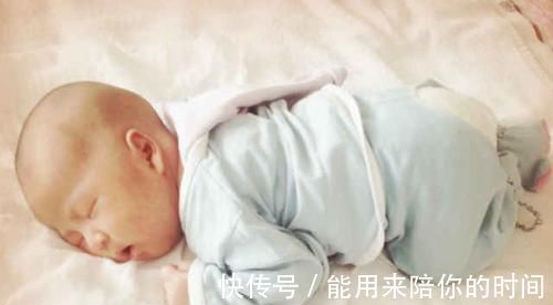 好处|宝宝爬着睡的好处你知道吗 别在强行给孩子翻身了, 顺其自然才好