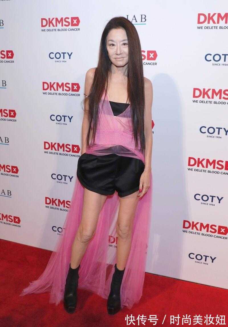 搭配|“婚纱女王”王薇薇真敢穿,透视纱裙配10CM抹胸,哪敢相信72岁了