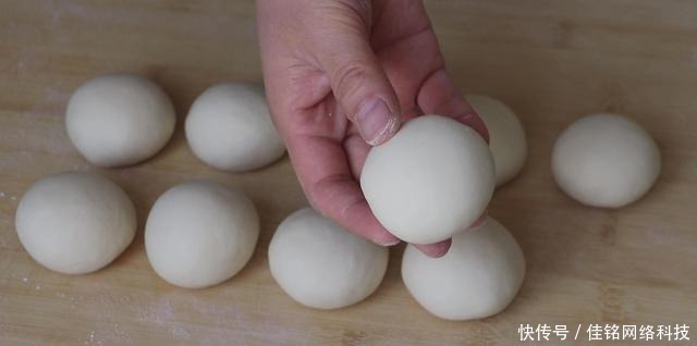 面粉最过瘾的做法,开水一烫,不炸不烤,柔软香甜个个鼓大泡