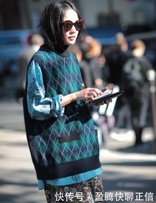 穿毛衣别再“老一套”了,今冬流行“撞色叠穿”,温柔又有女人味