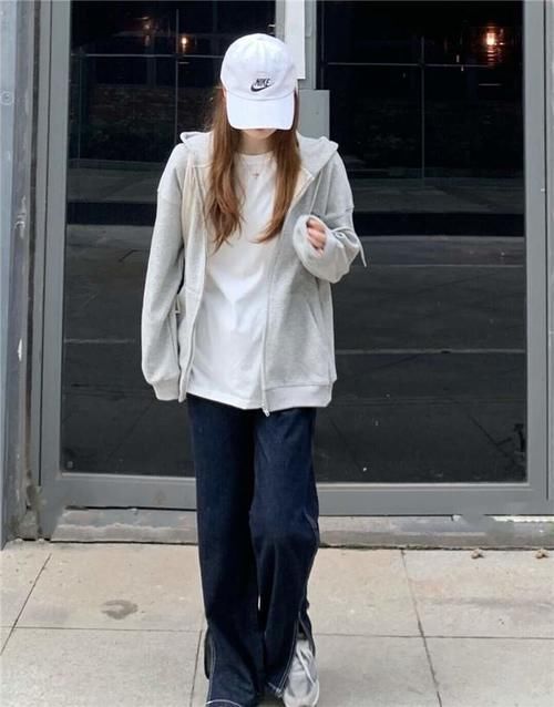 只会穿毛衣怎么能行！“卫衣”才是时尚王者，时髦精们都在这样穿