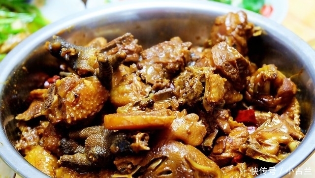 在娘家聚餐,弟媳妇做了一大桌子菜招待,样样都好吃,亲友全点赞