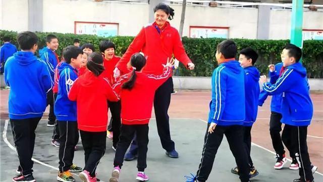 身高|初中“巨人女孩”走红,13岁身高超2米,网友:真是女版姚明