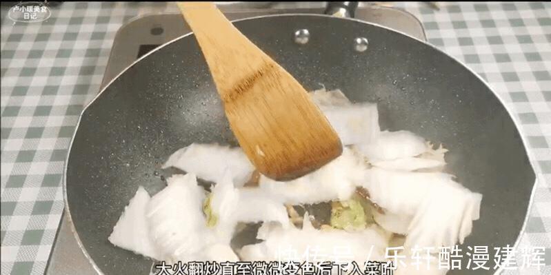 好吃|家庭版炒白菜,做法简单,加上一点肉更好吃