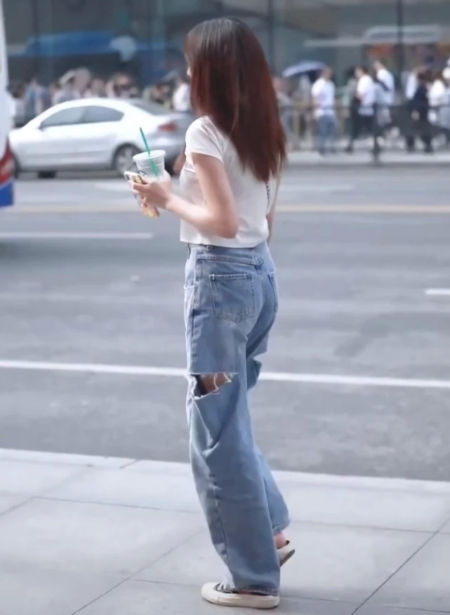 裤子|“一刀切”裤子刚走红,街头又火了“移花接木”裤,效果你想不到