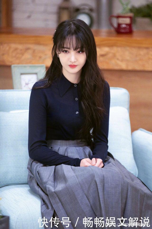 俏皮波浪卷配淡蓝百褶裙,认真营业的爽妹子,太可人了!