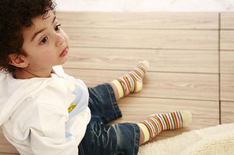 宝宝|宝宝在夏天该不该穿袜子？让孩子光脚跑的好处，家长不能忽视