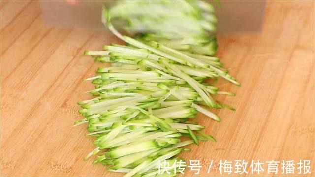 早餐|1根萝卜3个鸡蛋,用筷子搅一搅,营养丰富,五分钟搞定家人早餐
