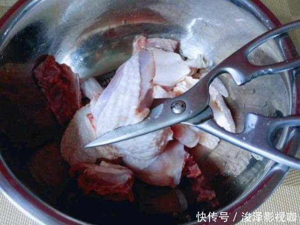 软嫩|炖鸡汤,别只知道焯水!30年大厨教你3招,肉质鲜香软嫩,无腥味