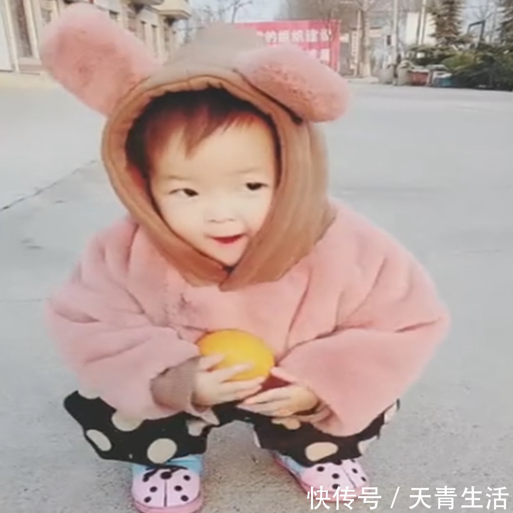 两人|大风天妹妹也坚持要接哥哥放学,两人见面后,这一幕幕也太暖了