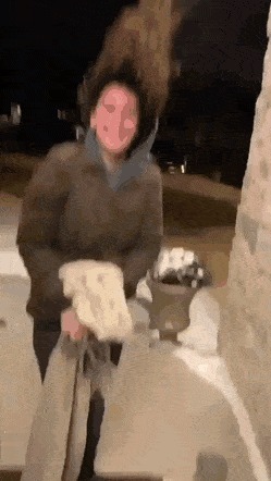 |搞笑GIF趣图：你在那捡的树枝跟你的头发真像！