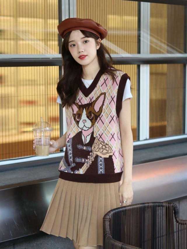 穿搭|今年“菱格纹”针织衫火了!搭配黑色半身裙和百褶裙,时髦显气质