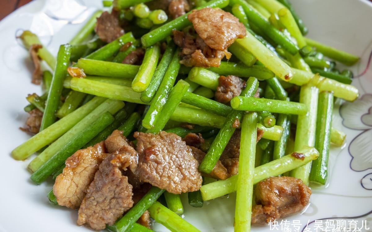 炒蒜苔时不要再直接下锅了,少做了一步,蒜苔不清脆也不入味