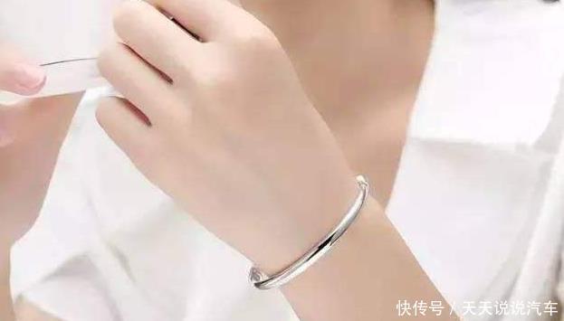 好处|女人再穷也要戴银手镯?究竟什么原因,看完原来有这么多好处