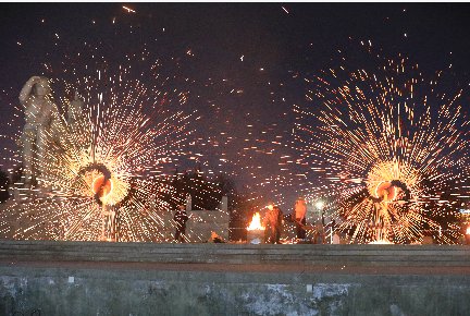 打铁花|新疆博湖：打铁花闹元宵 现场星火四溅画面十分壮观