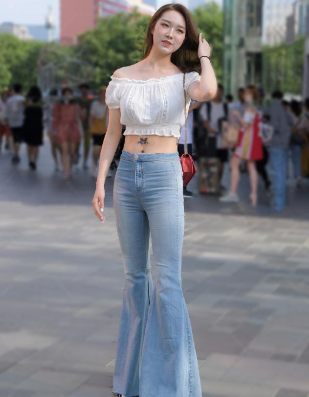 露脐装|时尚抹胸搭配显瘦喇叭裤,简单又清凉,尽显个人魅力