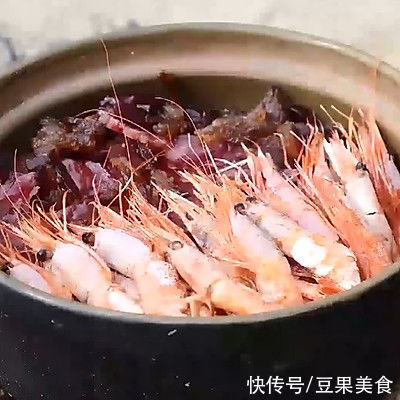 北极虾|#一口新年味，全家享佳味#加拿大北极虾腊味煲仔饭，香味四溢